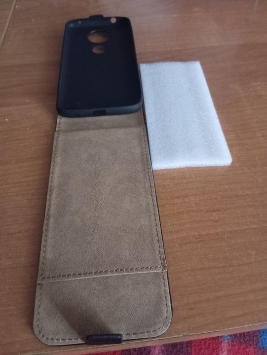 Motorola Moto E5 Plus etui z klapką.