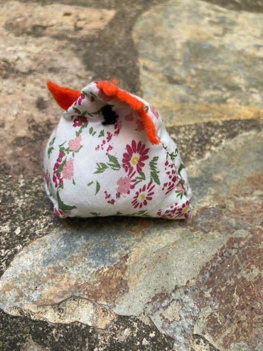 Galinha de tecido feita à mão