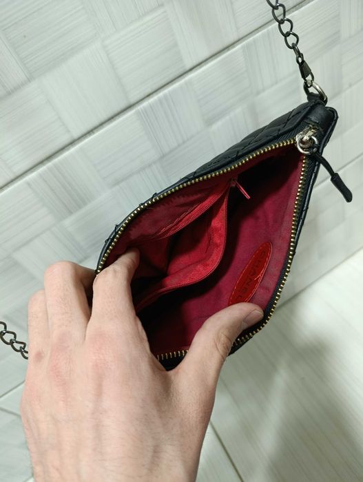 черная стеганая сумка-клатч Chanel с цепочкой.