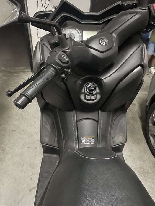 Yamaha XMAX 300, 18.000 km, pneus novos, revisões na marca