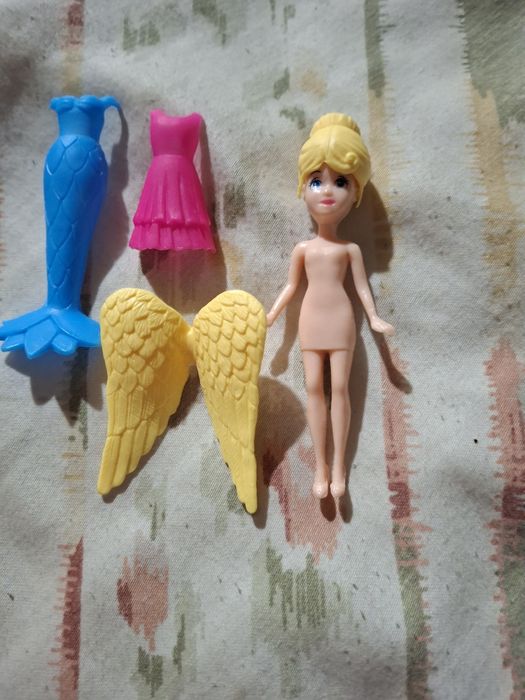 Boneca pequena e bonita