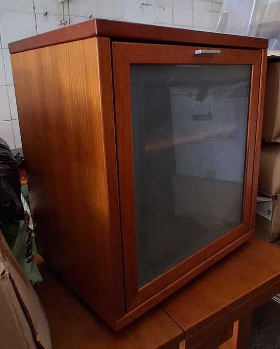 Móvel de sala em cerejeira com vidro fosco. Moderno e bonito. Barato.