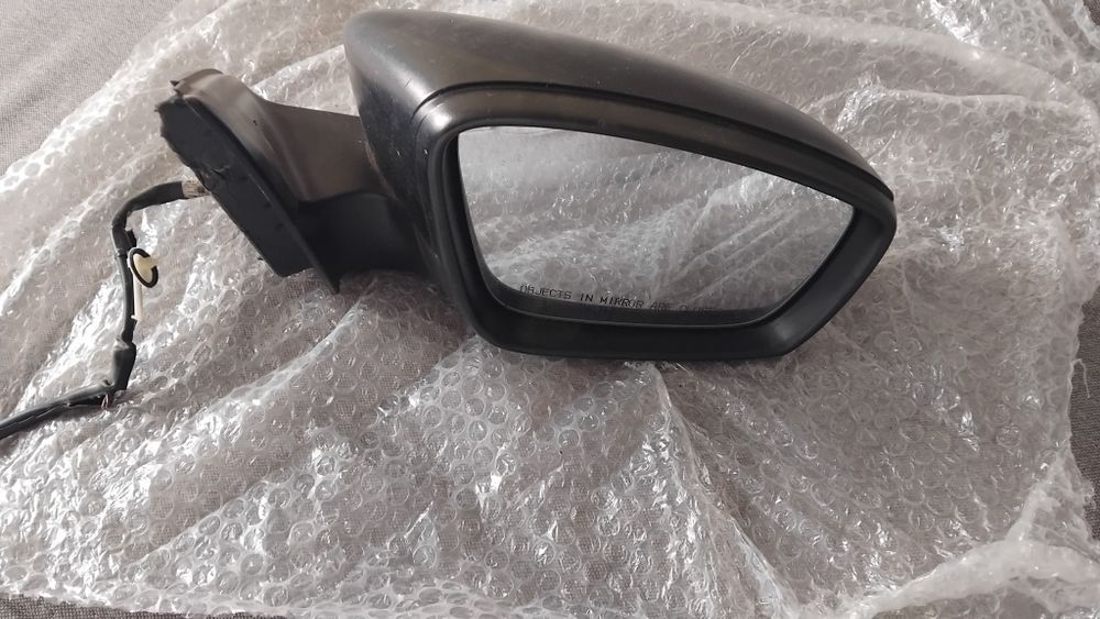 Дзеркало праве Volkswagen Jetta