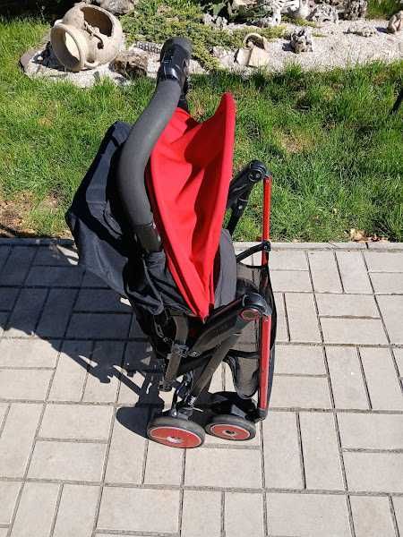 Детская прогулочная коляска  Combi