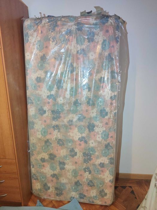 Conjunto Camas 188cmx88cm + Mesa cabeceira Pinho Mel + colchões