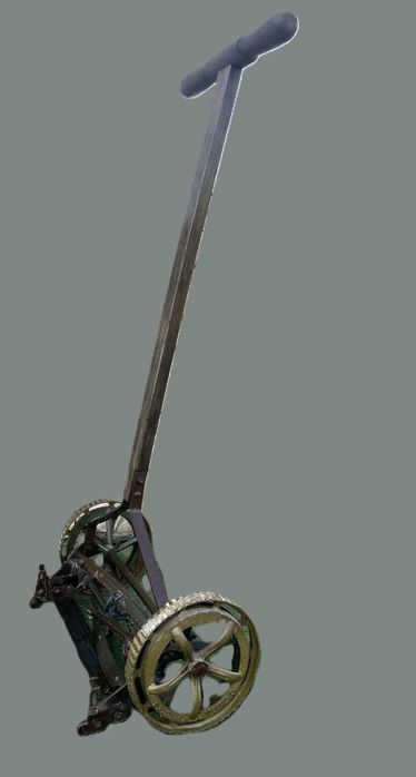 Maquina de cortar relva antiga, manual, operacional