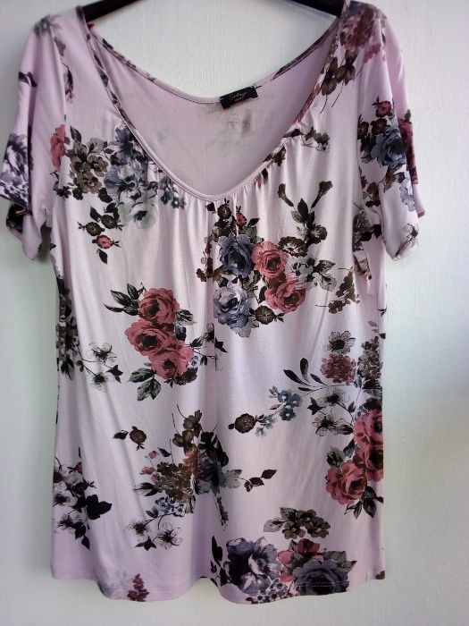 Blusa rosa com motivos florais - Tamanho L