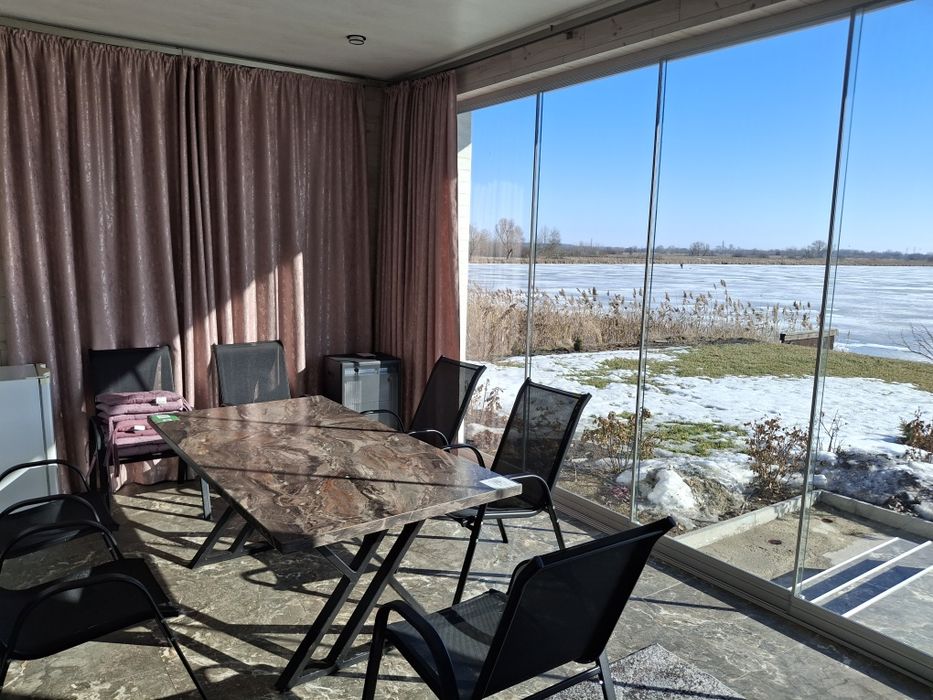 Будинок з сольовою лазнею на березі озера, зимова рибалка.