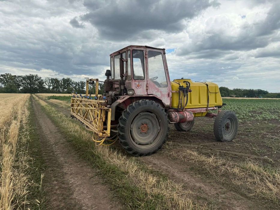 Самохідний оприскувач на базі трактора Т-16