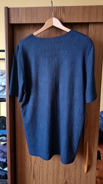 Sweter damski z krótkim rękawem.