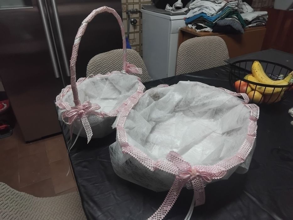 Conjunto de Cestos de Verga Decorados à Mão – Especial Bebé/Batizado