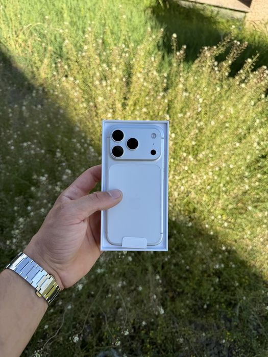 Ідеальний Iphone 17pro Silver