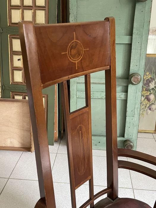 Cadeirão clássico madeira com almofada