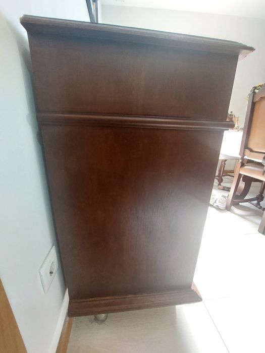 Mesa de jantar com 6 cadeiras e aparador