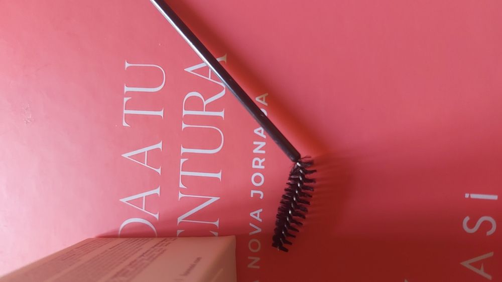 Cera Vegan para fixar as sobrancelhas da Farmasi