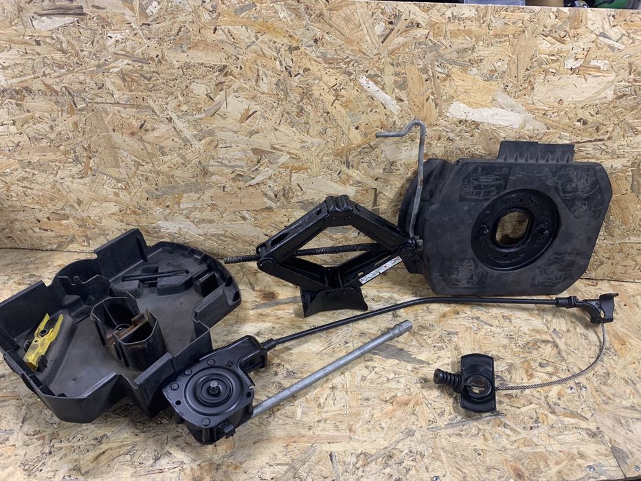 Механізм запасного колеса Peugeot  5008