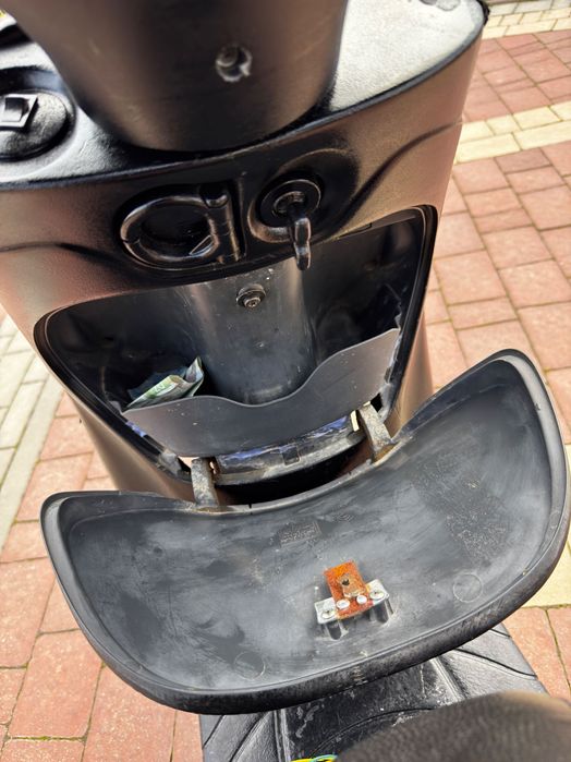 Скутер. 100 куб. Piaggio. Zip 100. 4t.