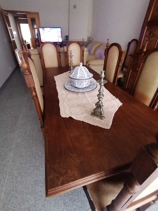 Mesa e 8 cadeiras de sala jantar