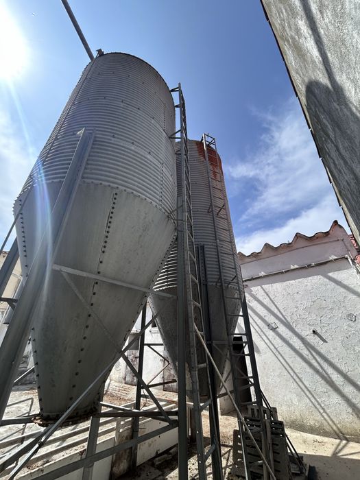 Animal feed silos64283449777409121