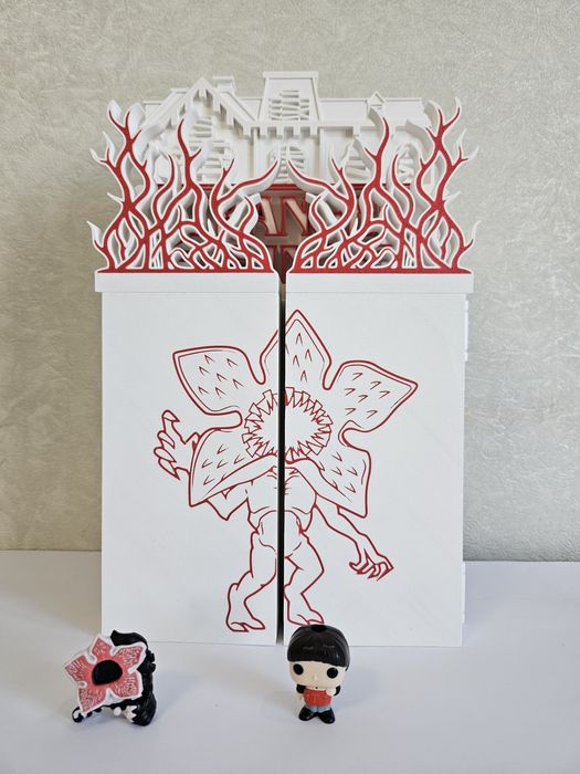 Стенд/Бокс/Поличка/Шафа/Підставка для фігурок Kinder  Stranger Things