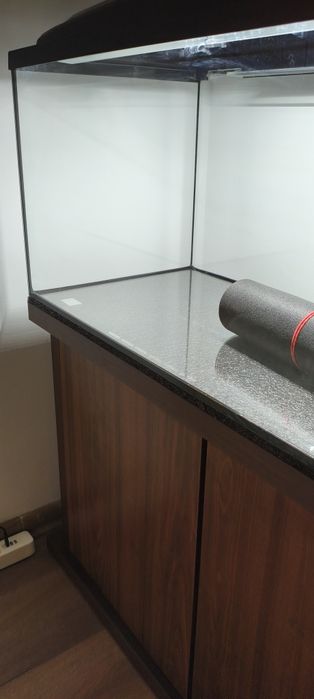 Akwarium Aquael  160 litrów z pokrywą, światłem i szafką.