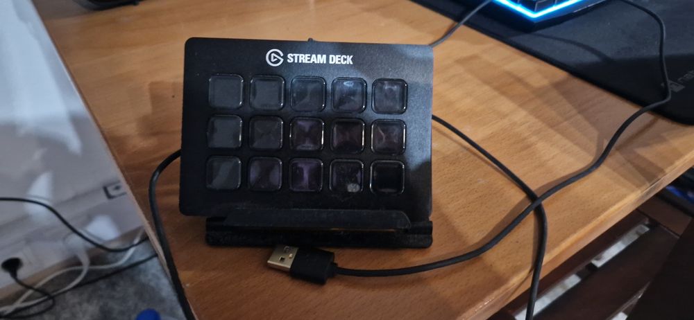 Microfone Blue Yeti c/ braço extensivel, e stream deck ElGato mk1.