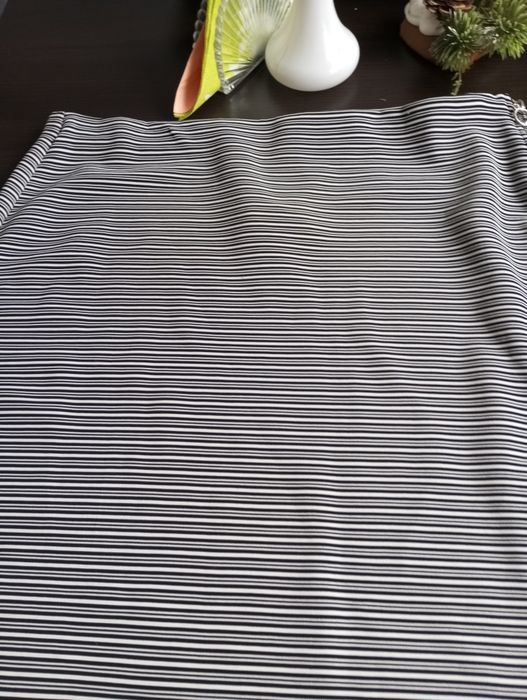 Piękna spódniczka damska w pasie na gumie