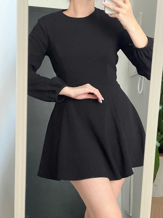 Черное платье мини с рукавом