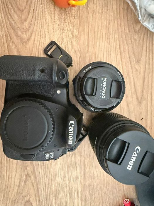 Canon 60D com 2 objetivos