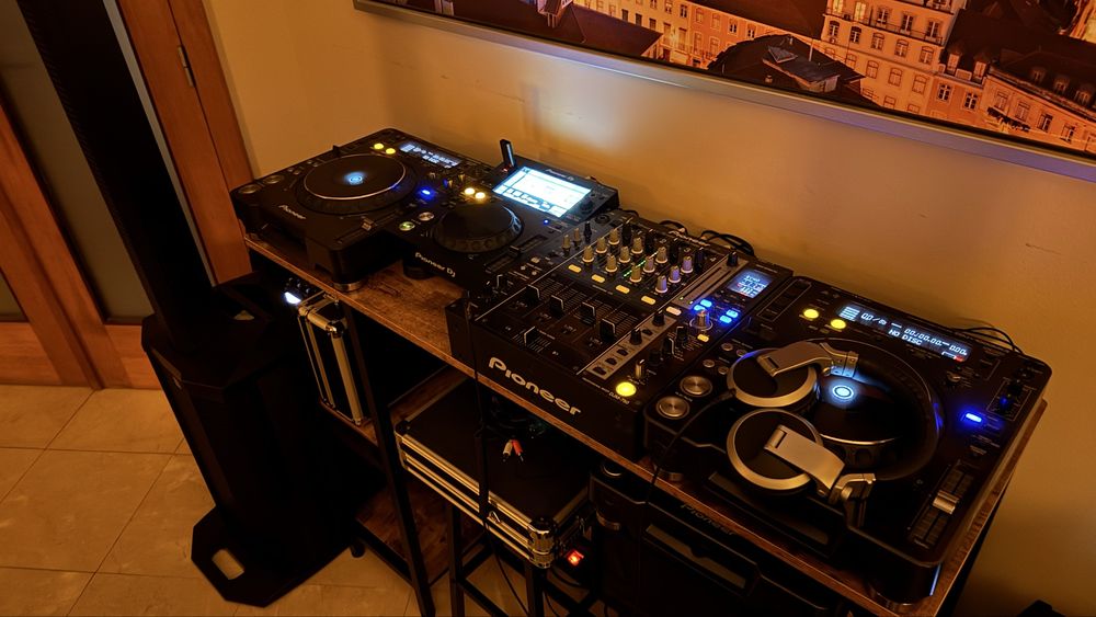 Pioneer DJM750, 3 CDJ 1000 mk3, 1 XDJ 700 Rekordbox, 2 Hk Polar 12