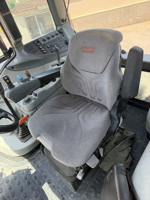 Valtra N92 Tractor with Loader513362685078415366
