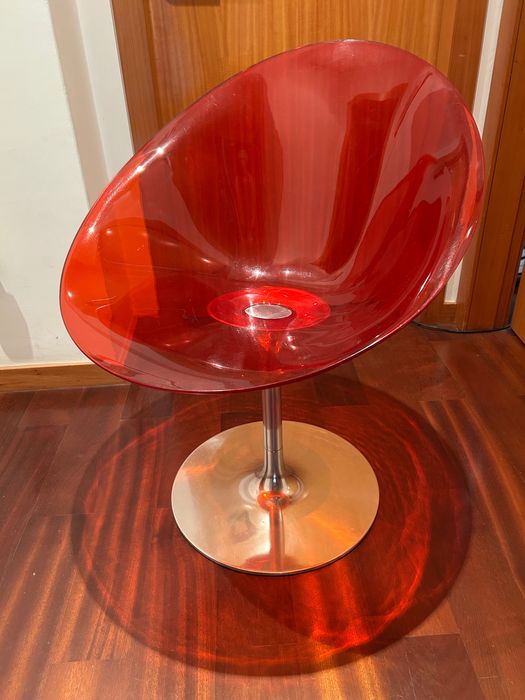 Cadeira kartell vermelha alaranjada
