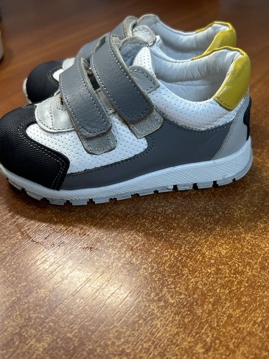 Шкіряні дитячі кросівки/ 22 розмір, стан чудовий