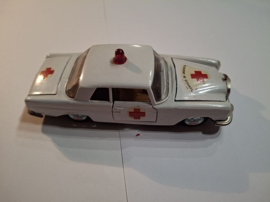Miniatura pilen mercedes 250 coupe ambulância