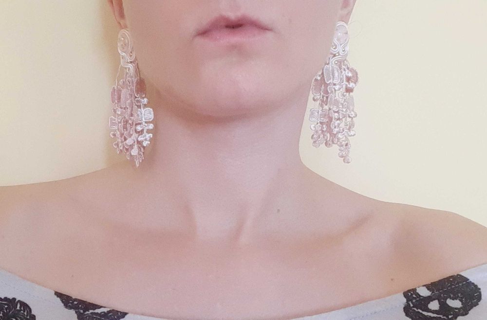 Kolczyki sutasz jasny róż, pudrowe, biżuteria wesele, koronka