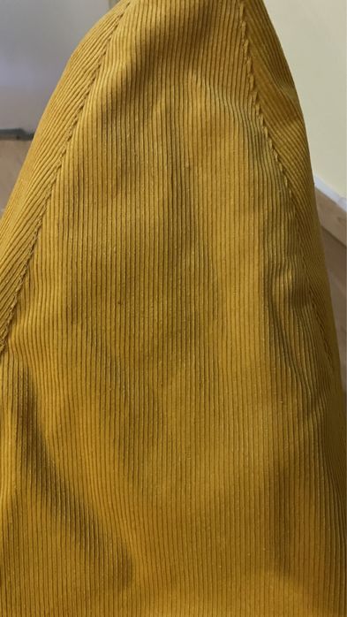 Pufe redondo em bombazine amarelo