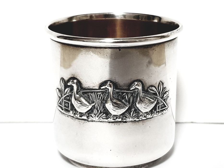 Lindo copo de criança "3 patinhos gansos" em prata contrastada