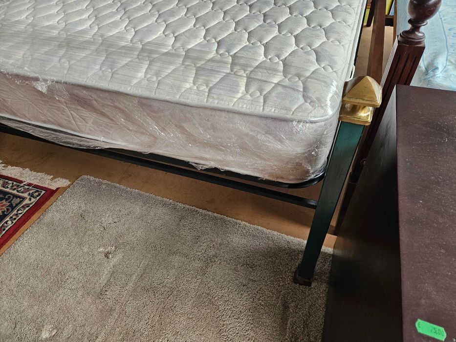 Cama em ferro com acabamento em madeira mais estrado