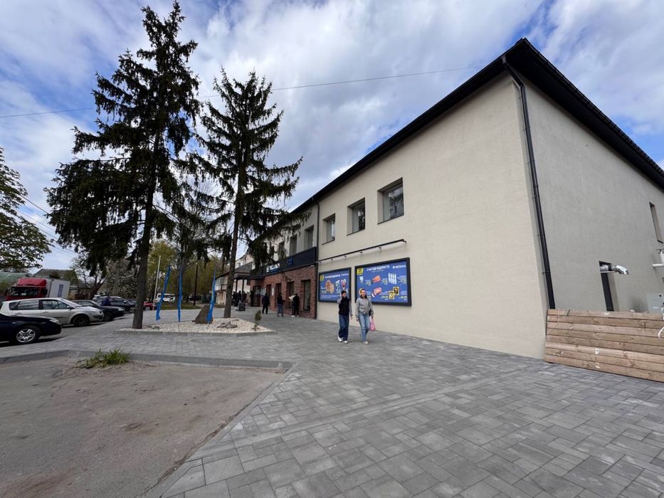 Здається в оренду просторе комерційне приміщення — 2-й поверх у ТРЦ “Веселка” (колишній магазин “Дружба”)