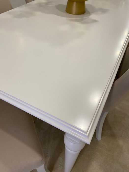 Mesa de jantar e seis cadeiras