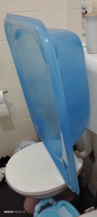 Banheira azul transparente bebé