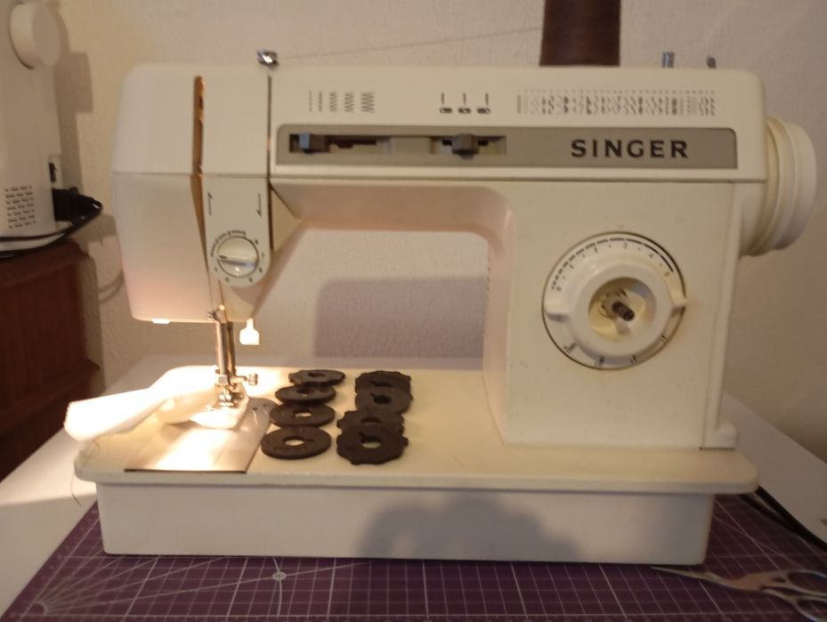 Máquina de costura Singer vendo para desocupar espaço