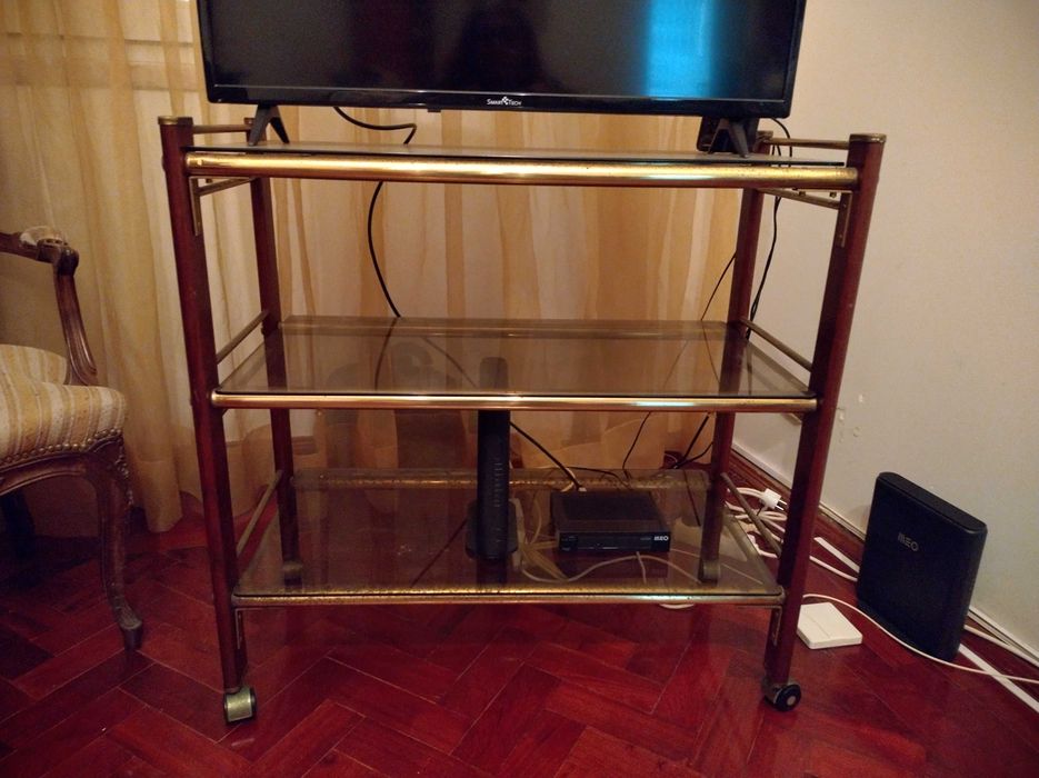 Mesa de TV vintage anos 80 — madeira, vidro e metal dourado