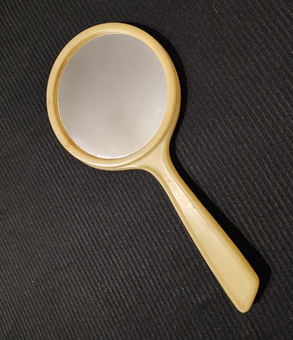 Винтажное зеркало на длинной ручке с символикой. Vintage