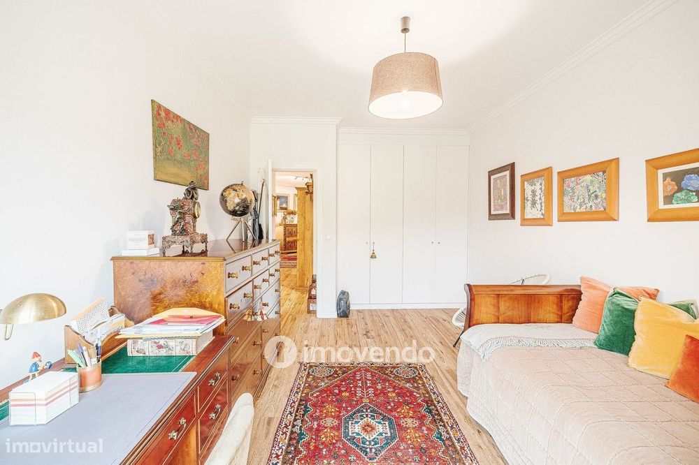 Apartamento T3 Duplex, com estacionamento, no Condomínio do Loural