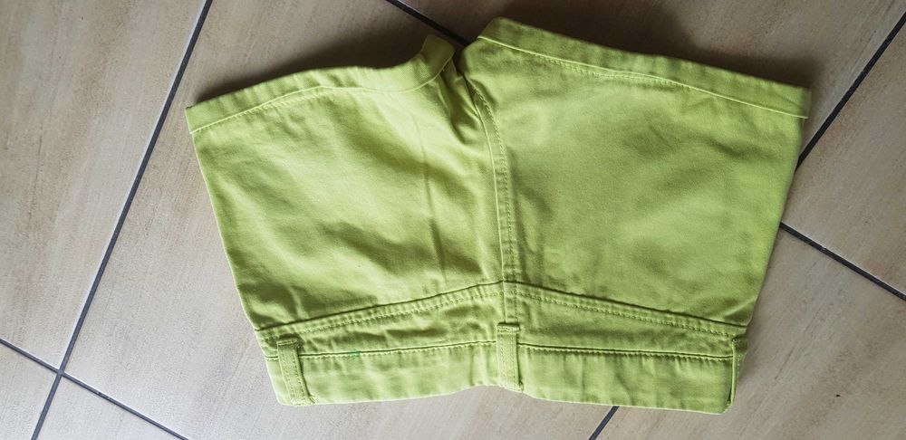 Spodenki dziewczęce Benetton rozmiar 110cm.