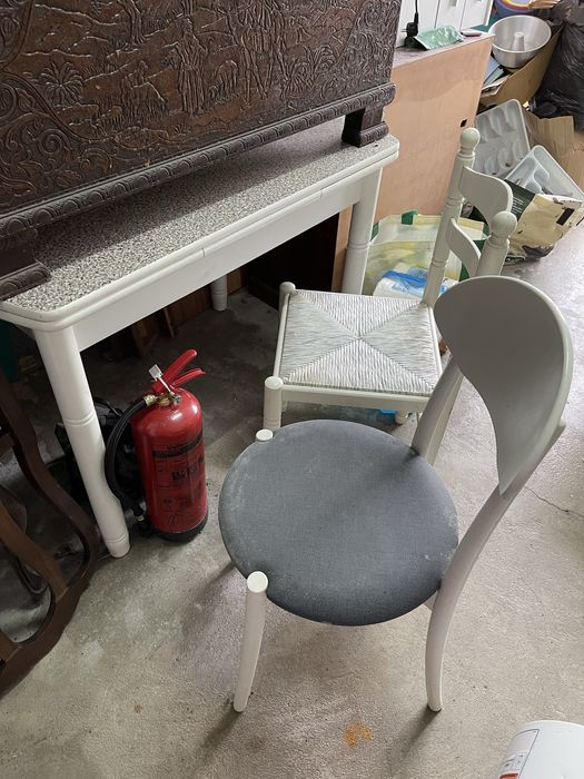Movel de casa de banho e mesa com cadeiras