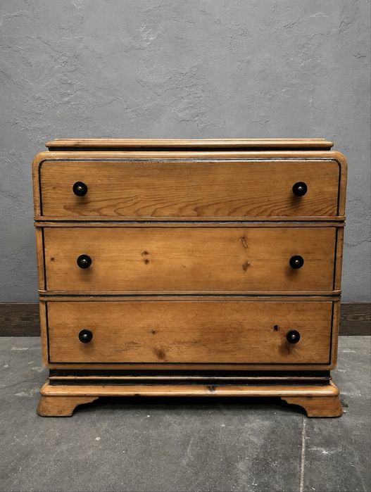 Bonita cómoda inglesa, ao estilo das Arts & Crafts, construída em pinho maciço