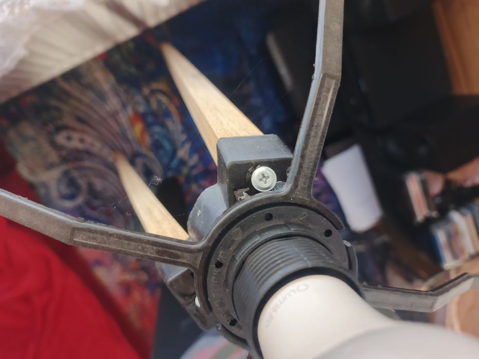 Lampa stojąca na nogach