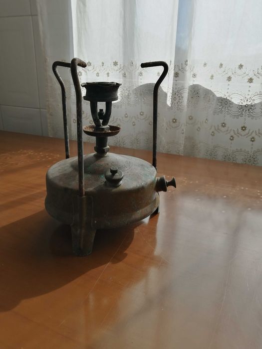 antigo fogão a petroleo tal como mostra as fotos